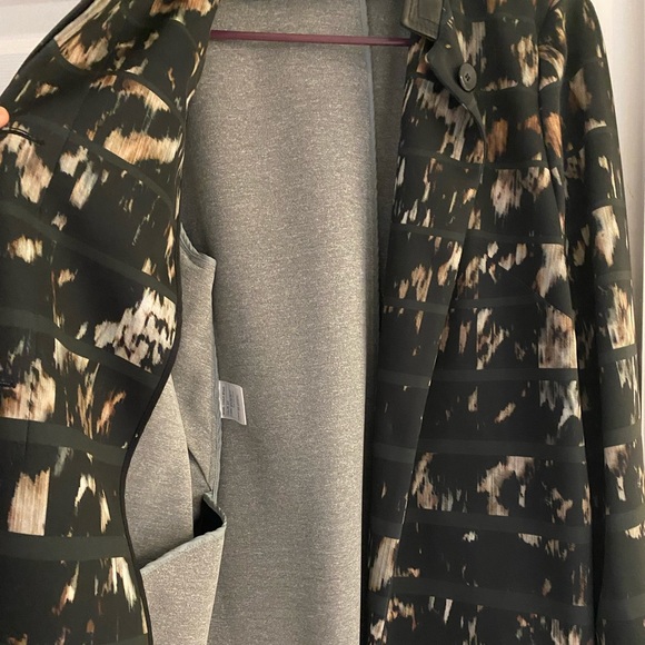 Leather trim collar - gorgeous detail - Picture 2 of 4